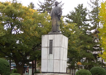 橋本左内の像